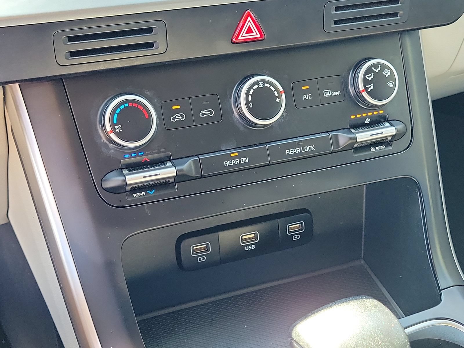 Used 2022 Kia Carnival LX FWD image 24