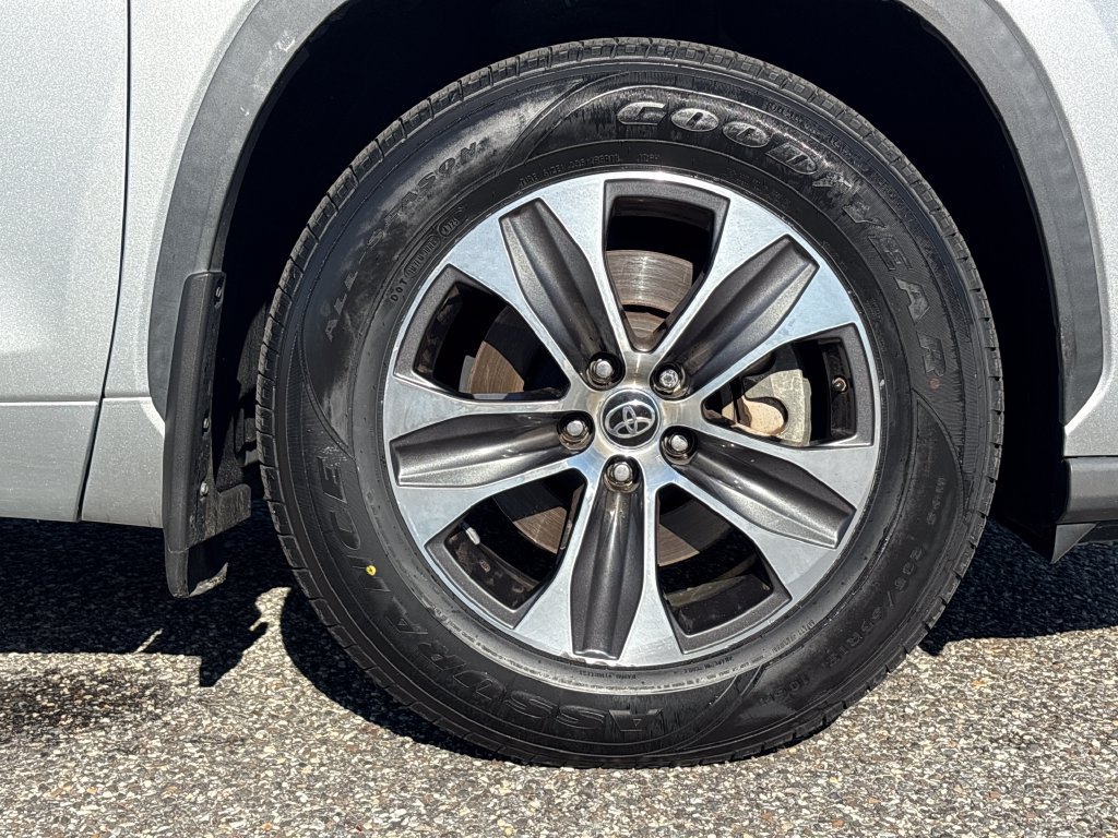 Used 2021 Toyota Highlander XLE AWD/4WD image 26