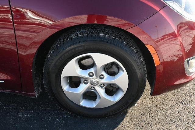 Used 2017 Chrysler Pacifica Touring-L Plus image 16