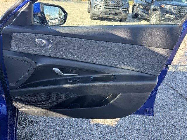Used 2023 Hyundai Elantra Limited w/ Cargo Package image 32