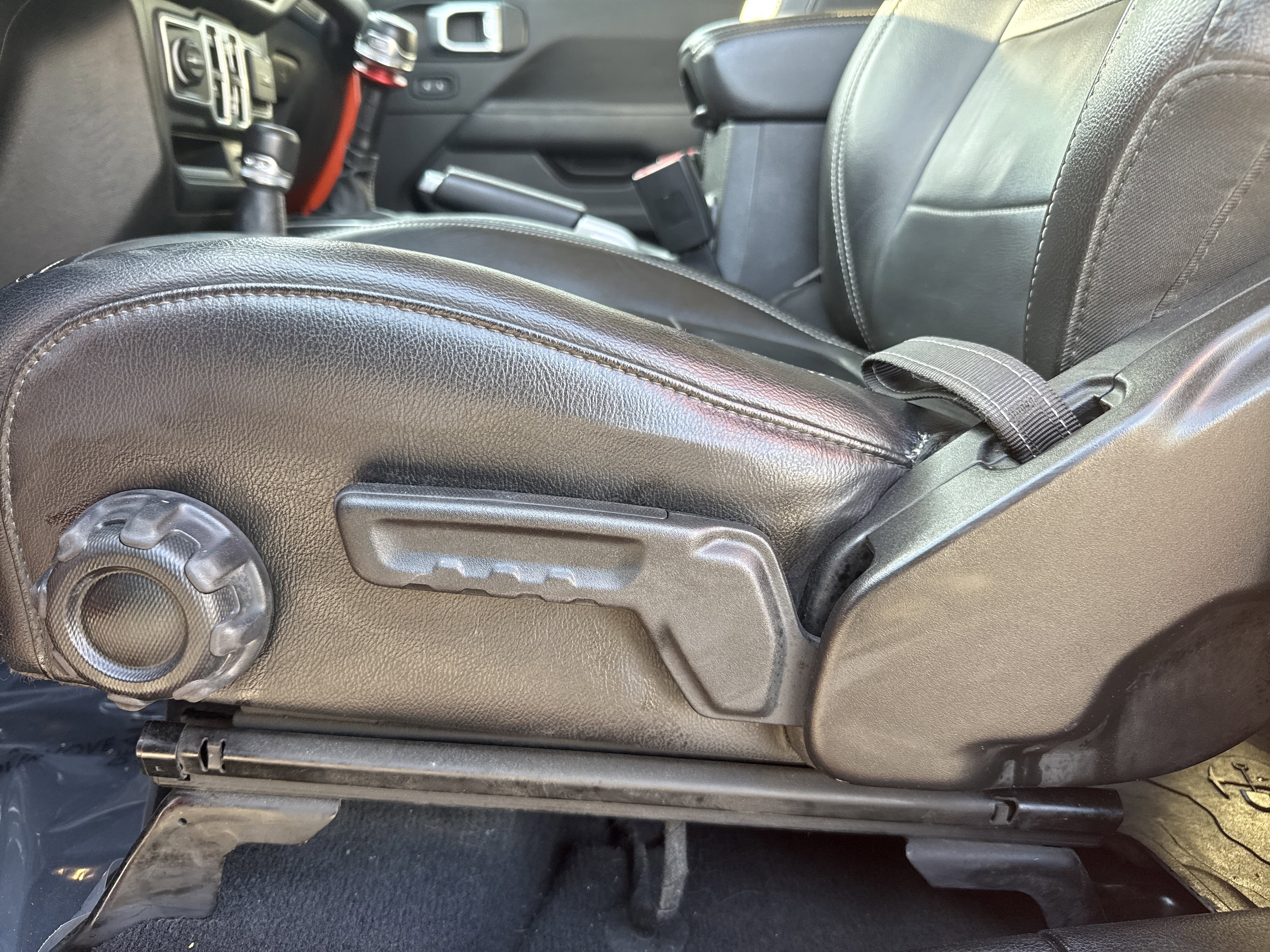 Used 2019 Jeep Wrangler Unlimited Sahara w/ Uconnect 4C Nav & Sound Group image 13