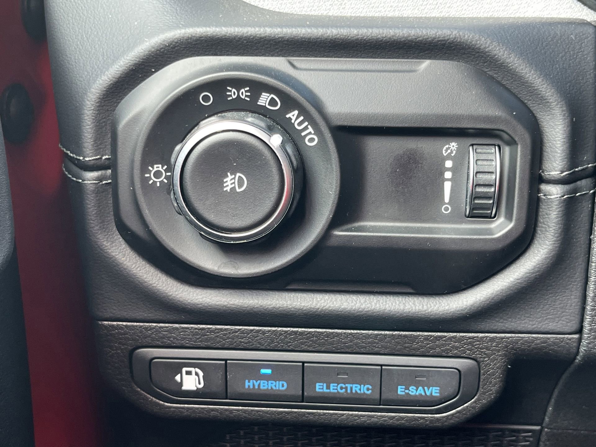 Used 2025 Jeep Wrangler Unlimited Sahara w/ Safety Group image 16