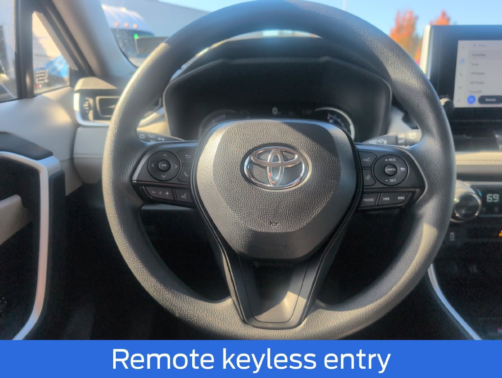 Used 2025 Toyota RAV4 XLE AWD/4WD image 20