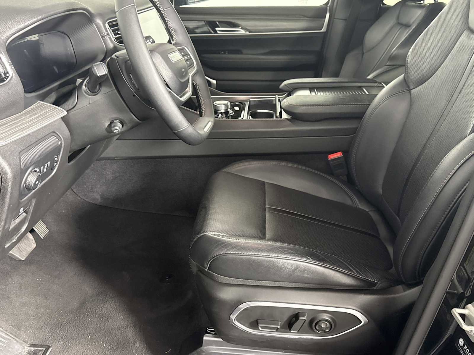 Used 2024 Jeep Wagoneer L Series II w/ Flexible Seating Group image 7