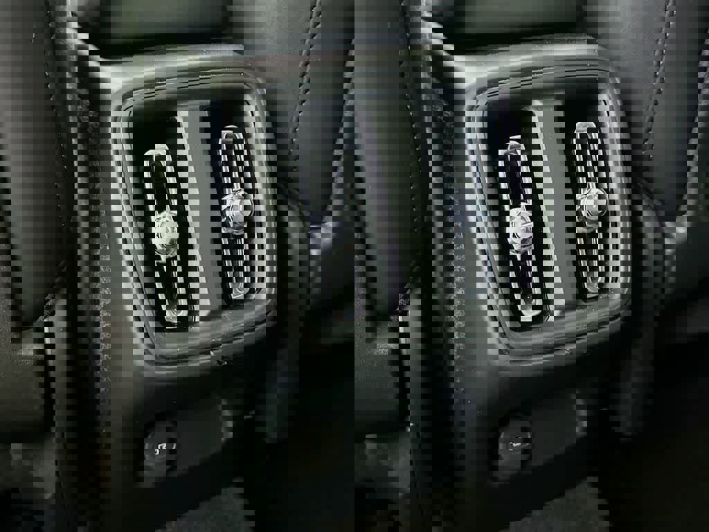 Used 2023 Volvo XC40 B5 Plus image 16