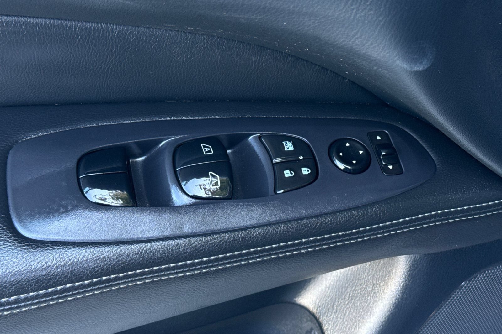 Used 2020 Nissan Pathfinder SL FWD image 11