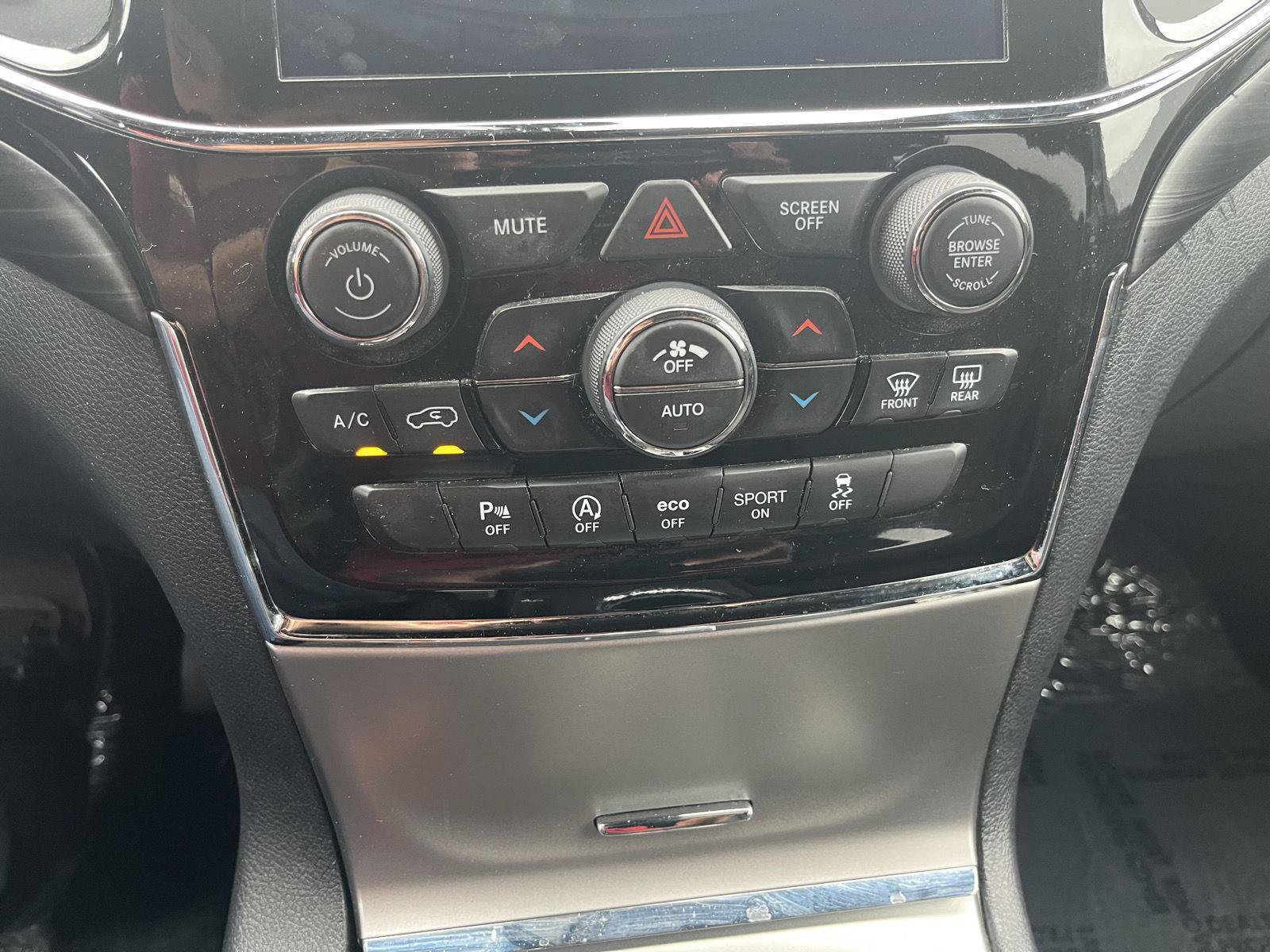 Used 2019 Jeep Grand Cherokee Laredo w/ 18" Wheel & 8.4" Radio Group AWD/4WD image 26