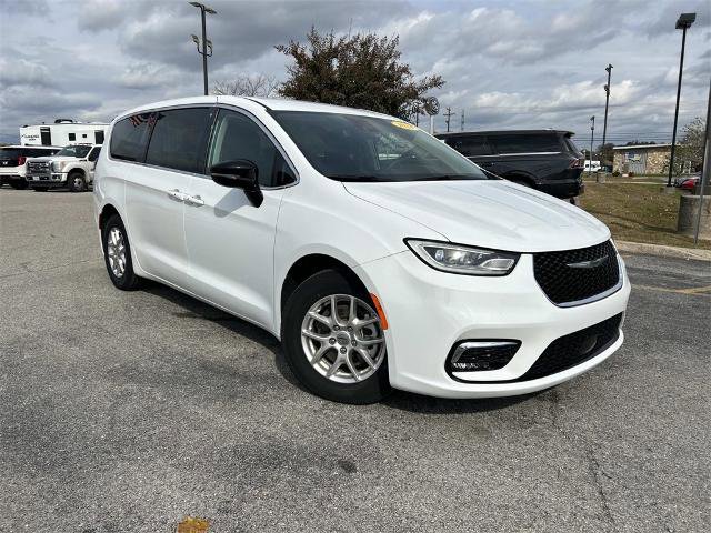 Used 2024 Chrysler Pacifica Touring-L image 2