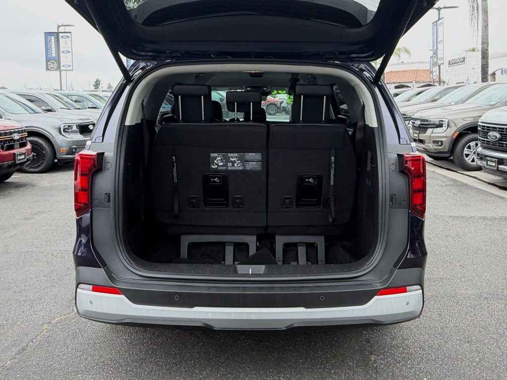 Used 2025 Kia Carnival EX FWD image 10