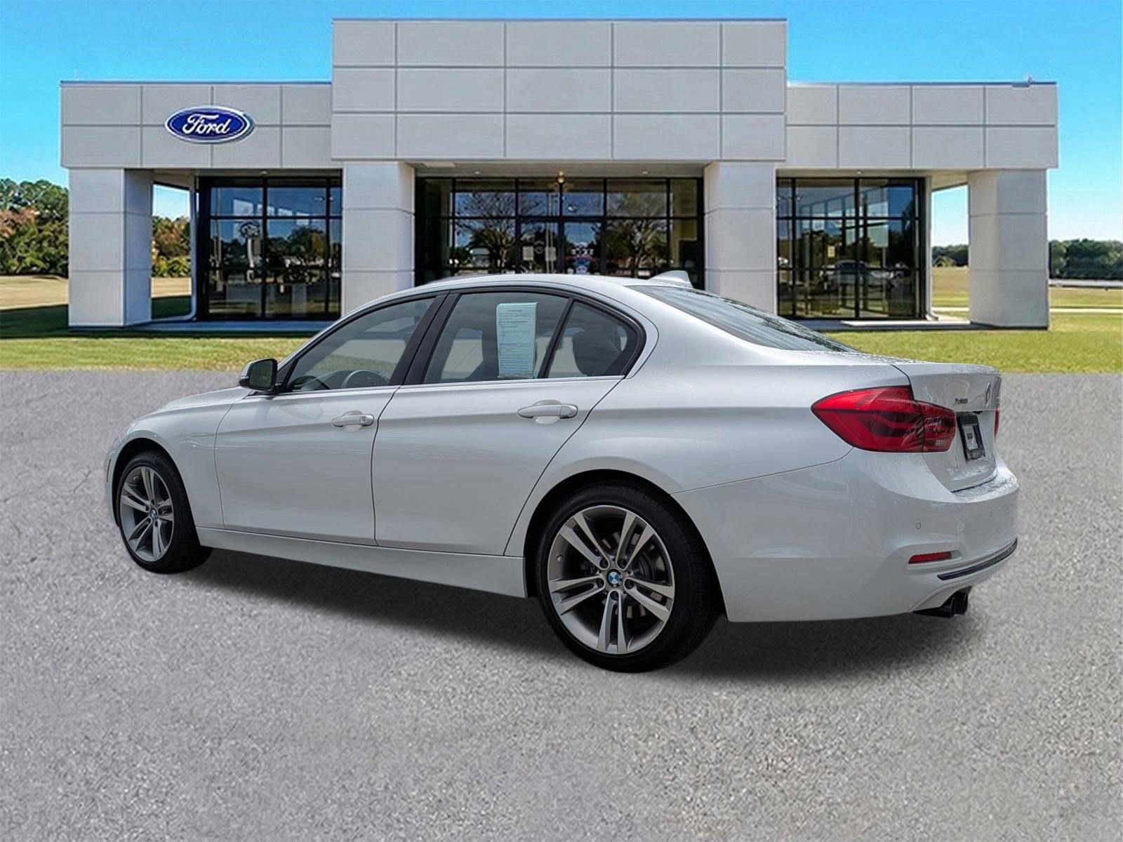 Used 2017 BMW 330i xDrive Sedan AWD/4WD image 3