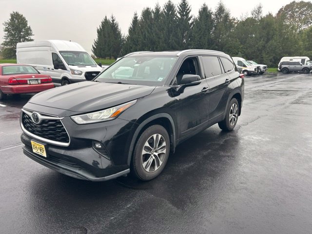 Used 2020 Toyota Highlander XLE AWD/4WD image 3