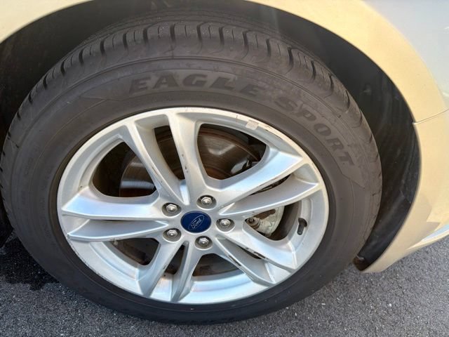 Certified 2018 Ford Fusion SE w/ Fusion SE Technology Package FWD image 4