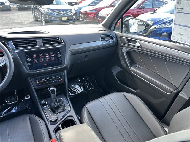 Used 2023 Volkswagen Tiguan SE R-Line image 17