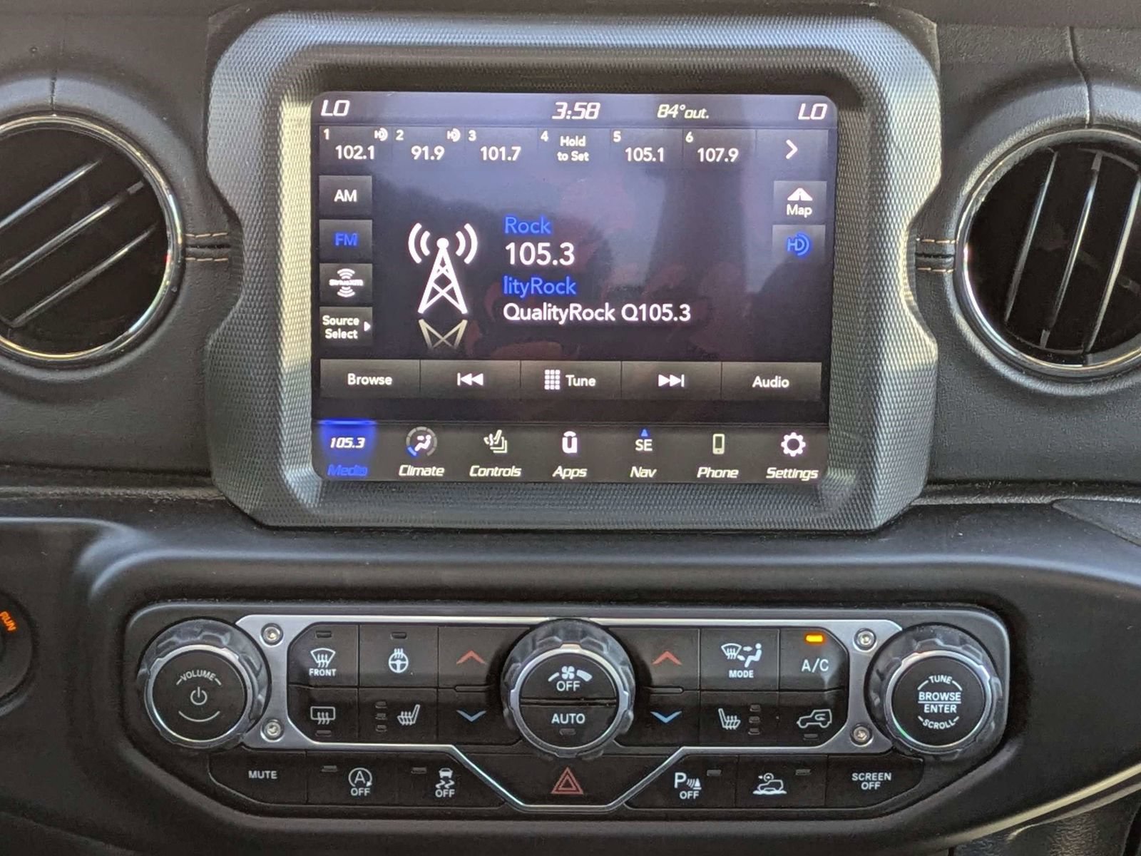 Used 2022 Jeep Gladiator Overland AWD/4WD image 11