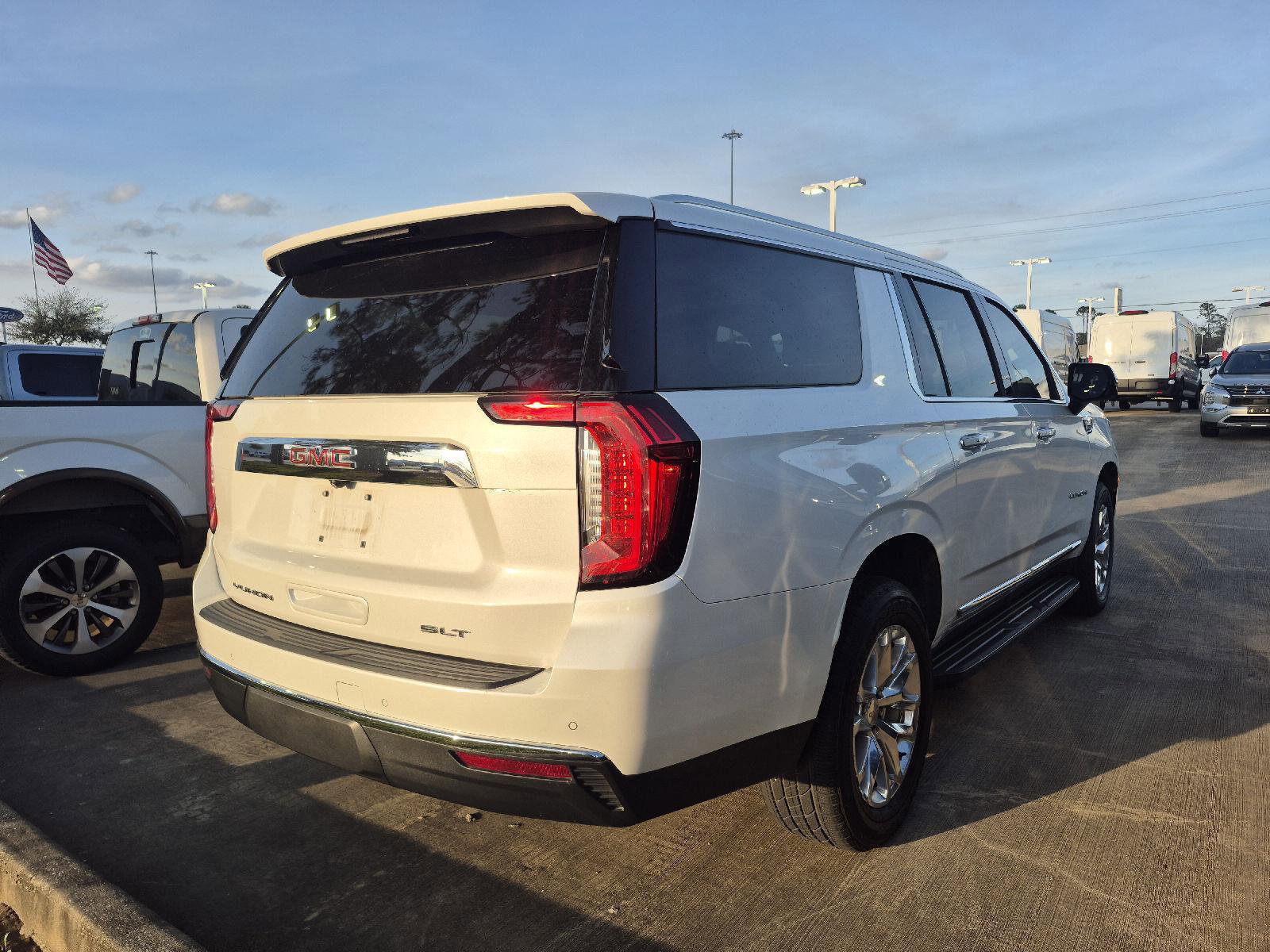 Used 2023 GMC Yukon XL SLT w/ SLT Premium Package image 3