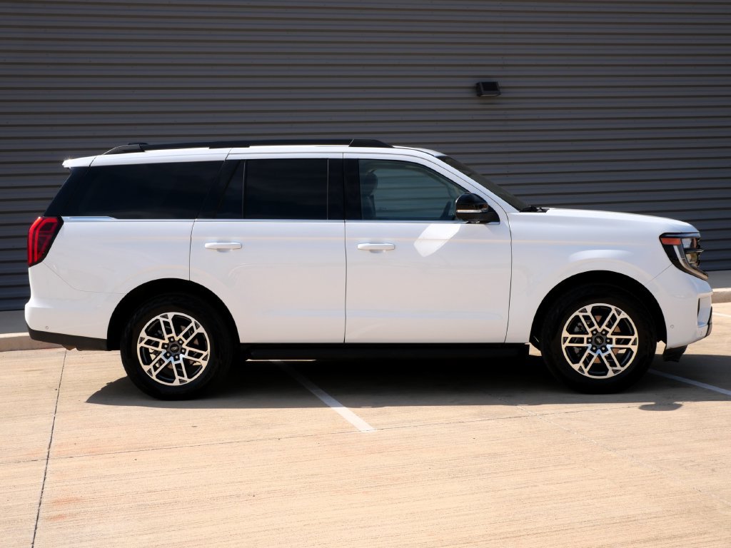 Certified 2025 Ford Expedition Active AWD/4WD image 2
