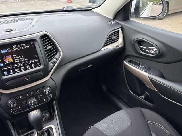 Used 2017 Jeep Cherokee Latitude w/ Comfort/Convenience Group image 14