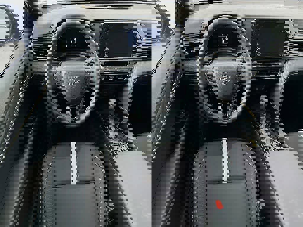 Used 2025 Toyota Camry SE image 10