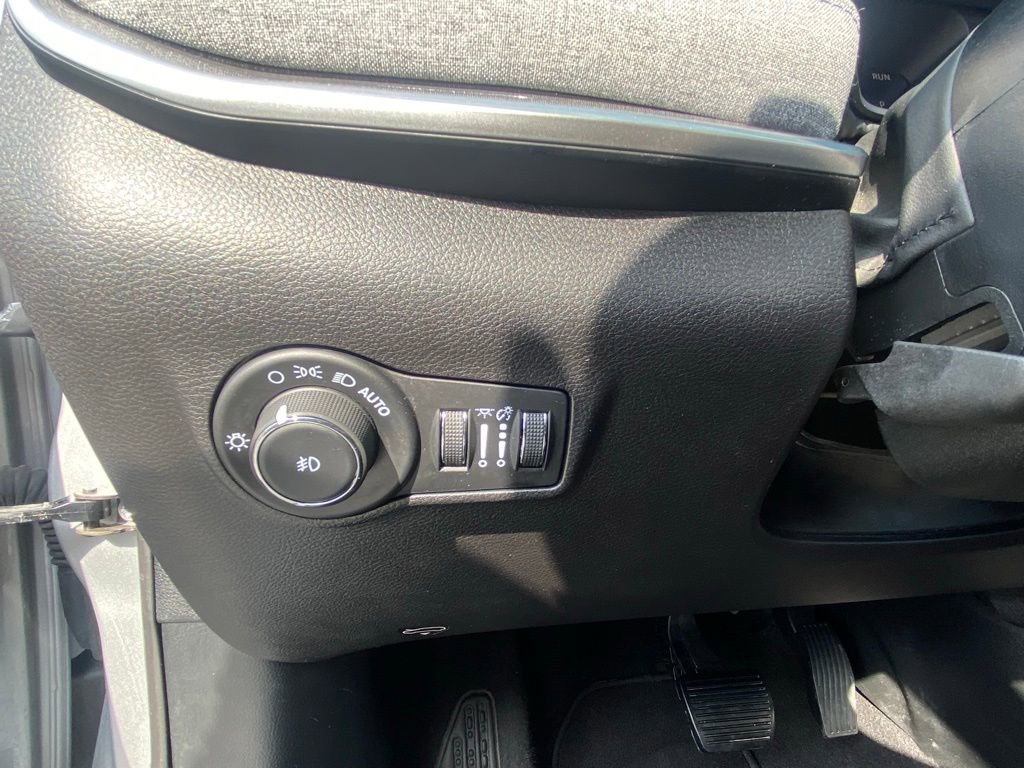 Used 2024 Jeep Compass Latitude image 12