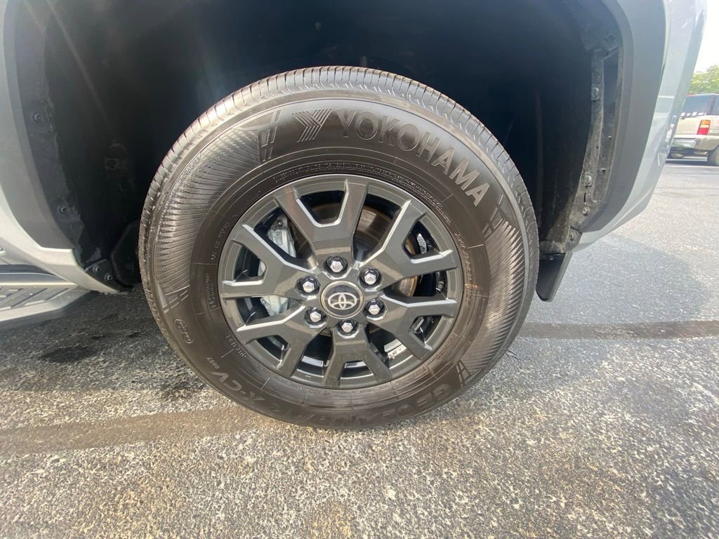 Used 2025 Toyota 4Runner SR5 AWD/4WD image 29