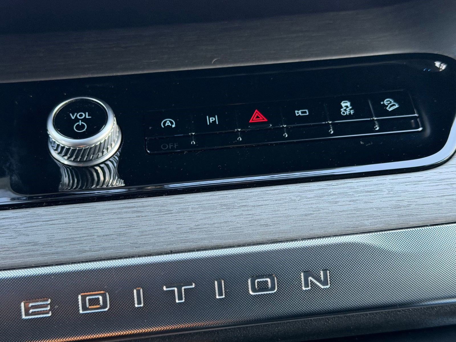 Certified 2025 Ford Expedition Platinum image 30