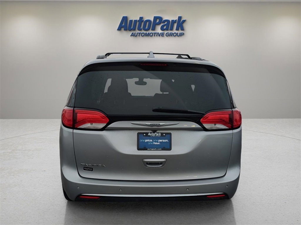 Used 2017 Chrysler Pacifica Touring-L image 4