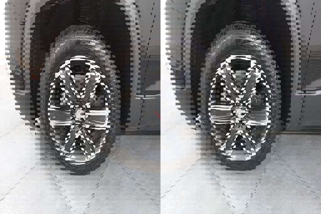 Used 2023 GMC Acadia SLT w/ Technology Package image 33