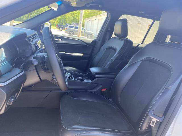 Used 2025 Jeep Grand Cherokee Altitude AWD/4WD image 16