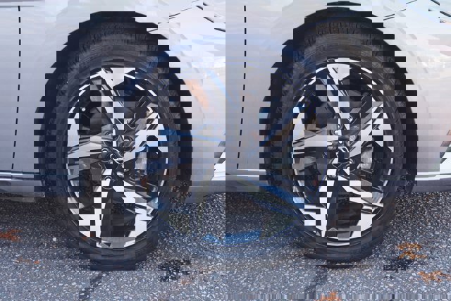 Used 2023 Hyundai Elantra Limited image 9