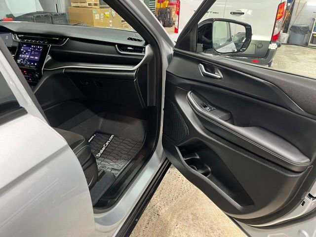 Used 2023 Jeep Grand Cherokee Altitude image 20