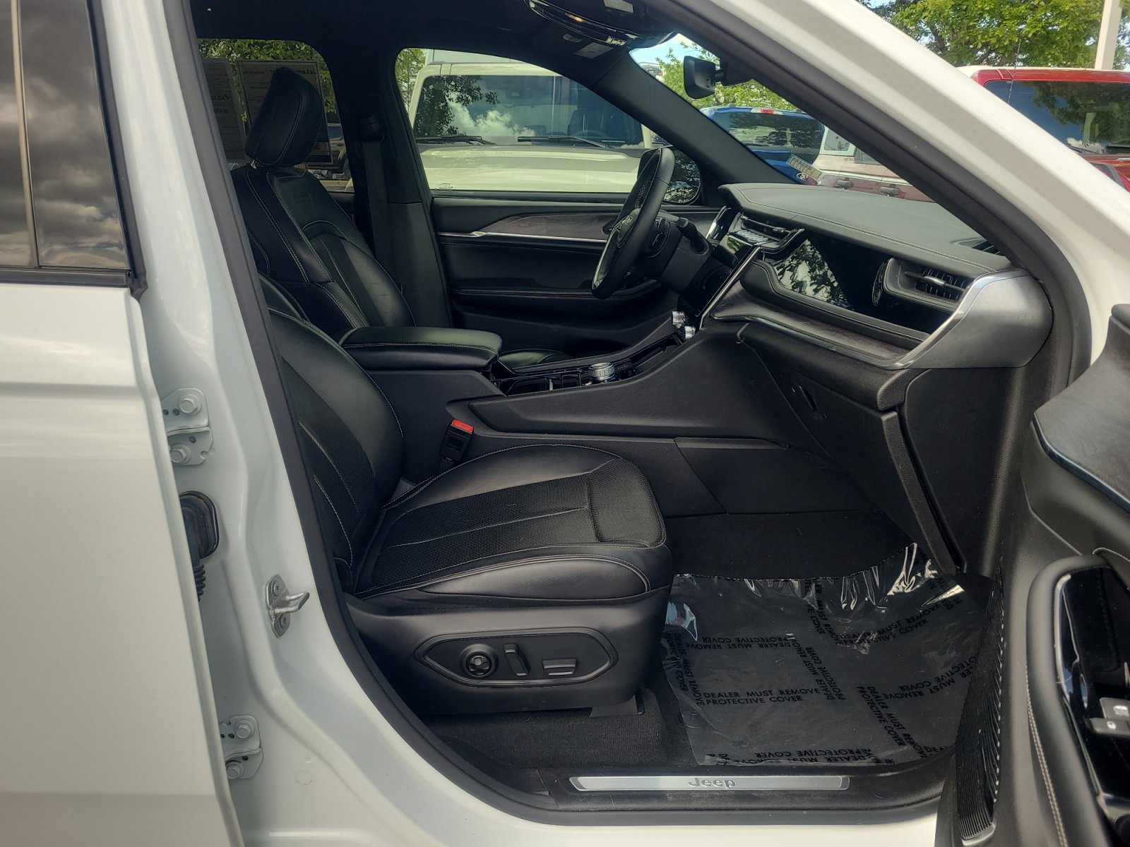 Used 2022 Jeep Grand Cherokee Overland AWD/4WD image 19