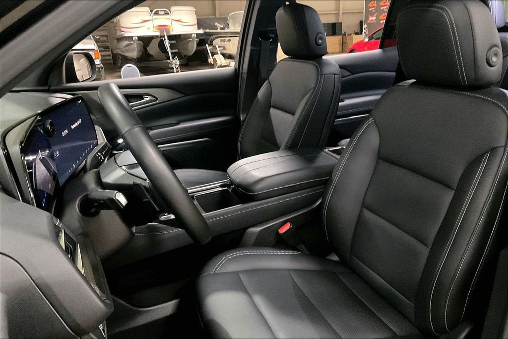 Used 2025 Chevrolet Traverse LT AWD/4WD image 23