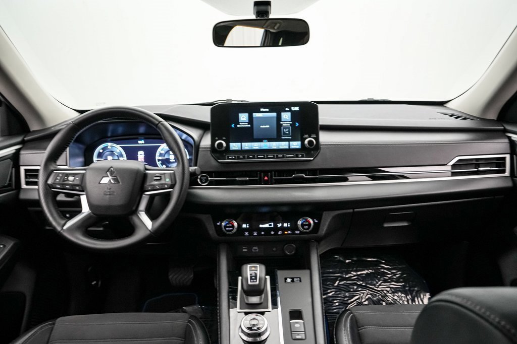 Used 2024 Mitsubishi Outlander SE image 16