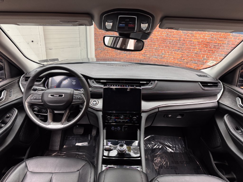 Used 2023 Jeep Grand Cherokee L Limited AWD/4WD image 12