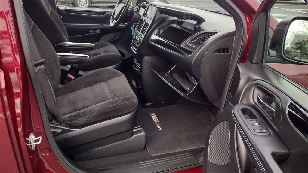 Used 2017 Dodge Grand Caravan SE image 18
