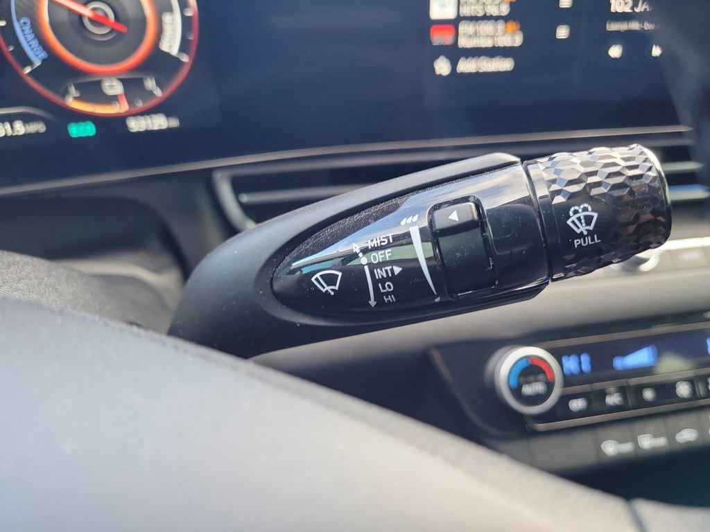 Used 2024 Hyundai Elantra Blue image 27
