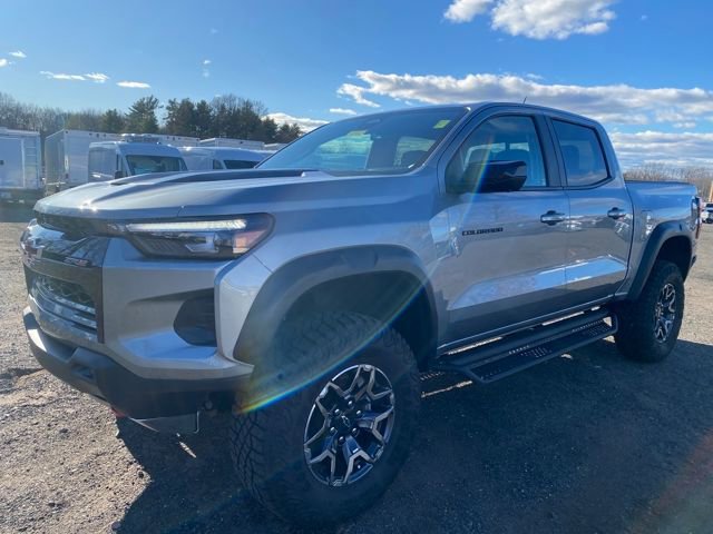 Used 2024 Chevrolet Colorado ZR2 w/ ZR2 Convenience Package III image 3