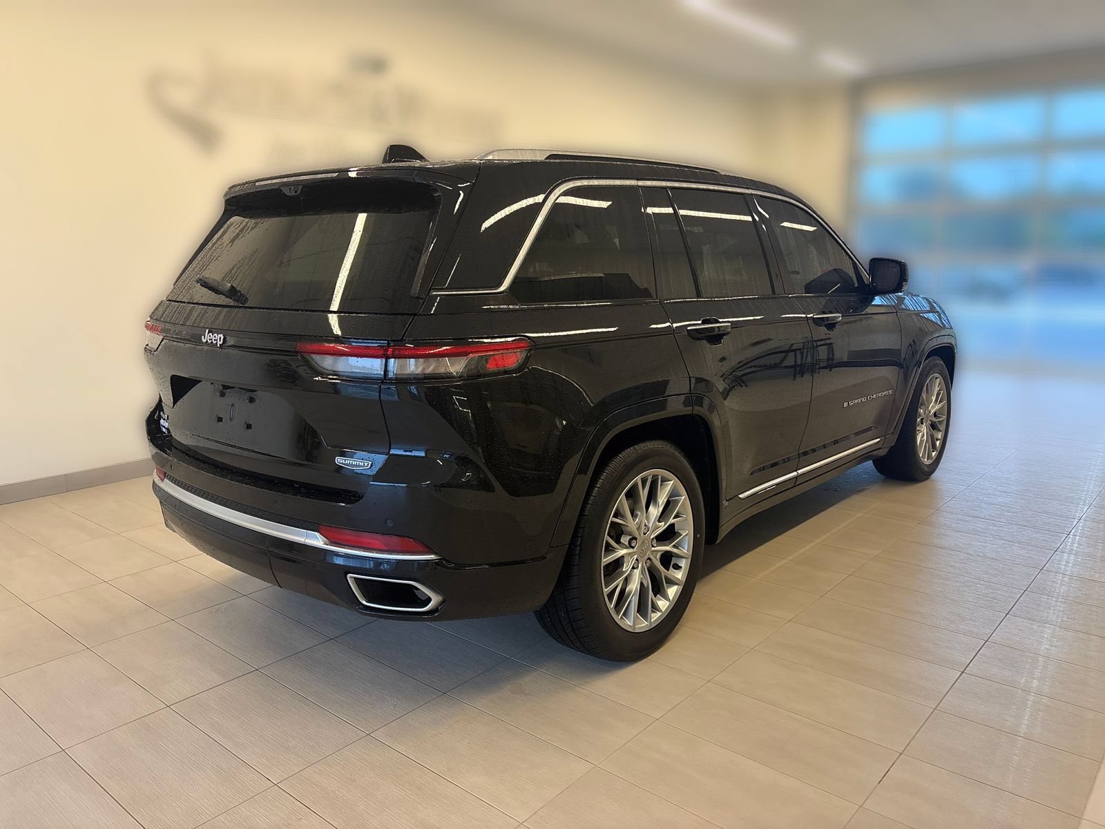 Used 2023 Jeep Grand Cherokee Summit w/ Adv Protech Group IV AWD/4WD image 3