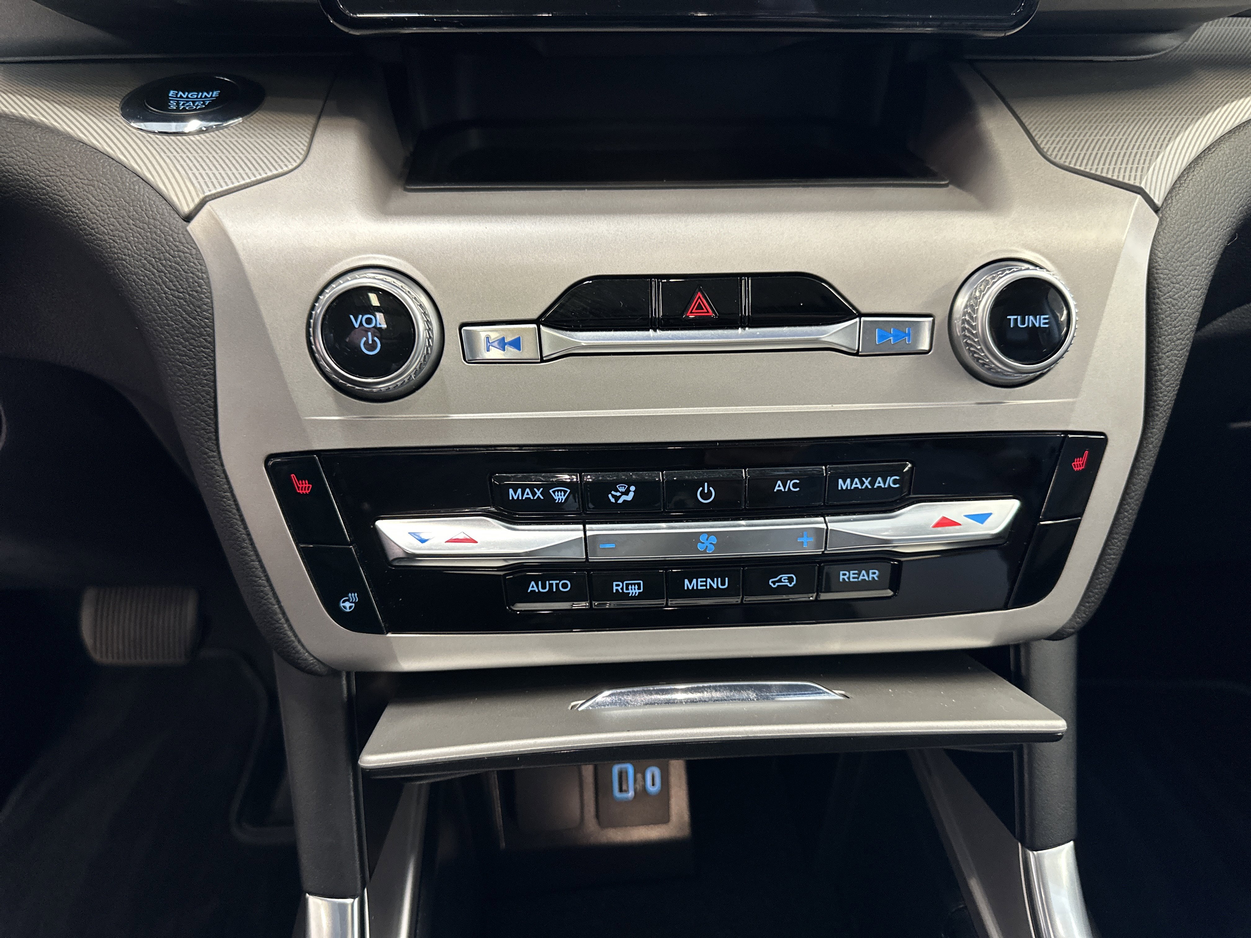 Certified 2023 Ford Explorer XLT w/ Equipment Group 202A image 33