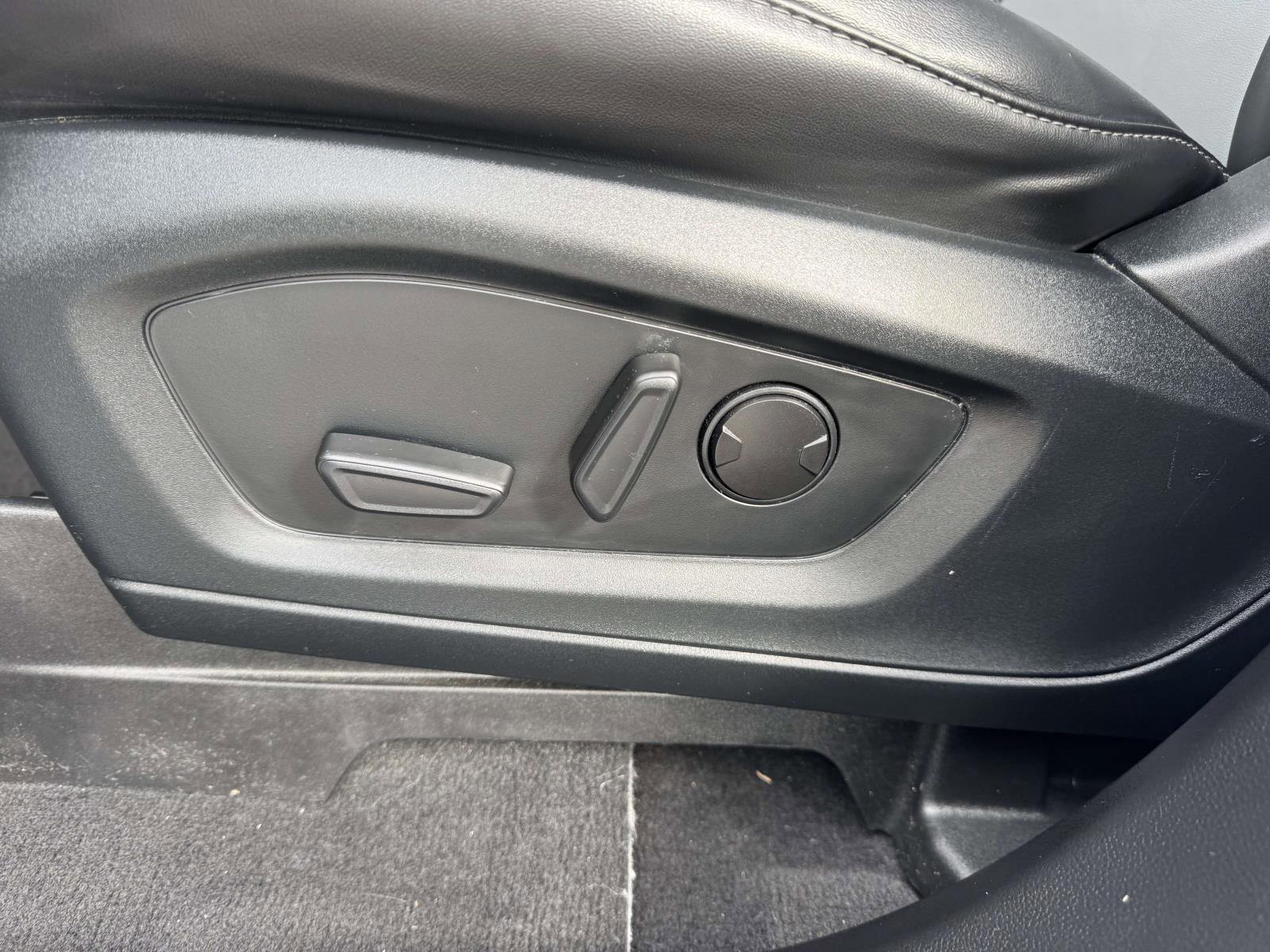 Certified 2022 Ford Explorer XLT w/ Equipment Group 202A image 17