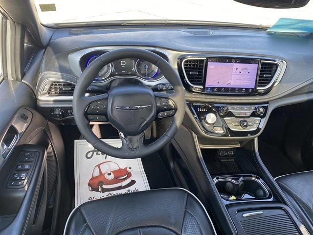 Used 2025 Chrysler Pacifica Limited image 25