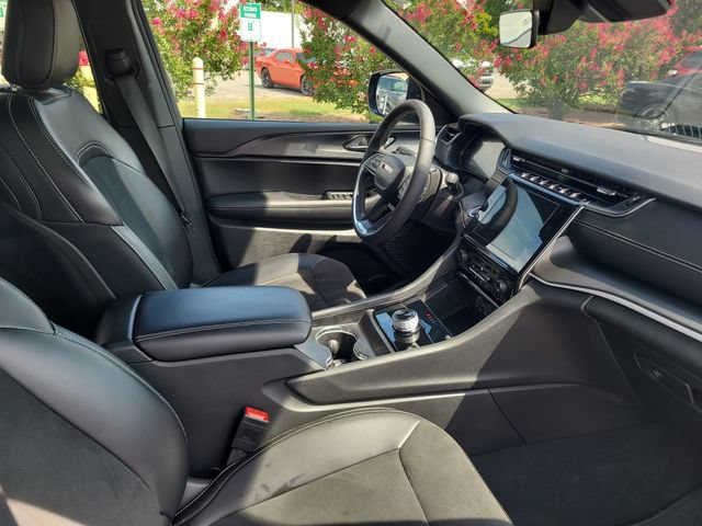 Used 2025 Jeep Grand Cherokee Altitude AWD/4WD image 29