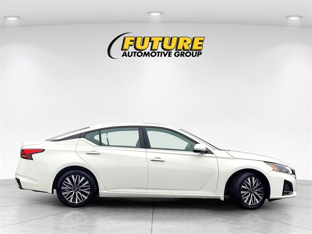 Used 2023 Nissan Altima 2.5 SV w/ SV Premium Package image 3