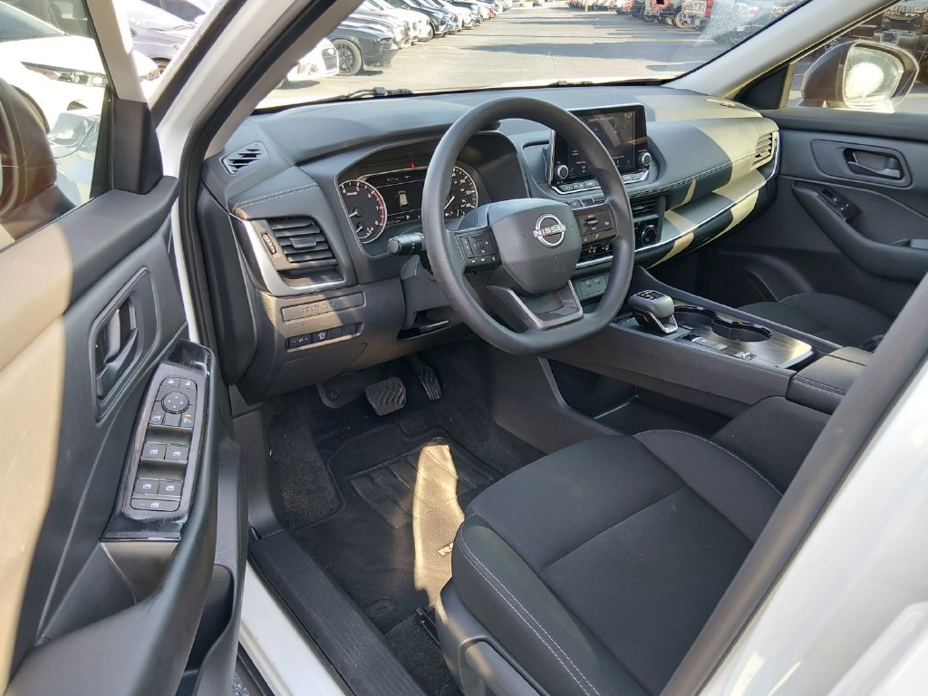 Used 2025 Nissan Rogue S FWD image 10
