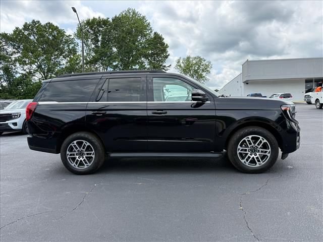 Certified 2025 Ford Expedition Active AWD/4WD image 3