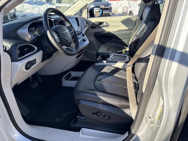 Used 2024 Chrysler Pacifica Touring-L FWD image 17