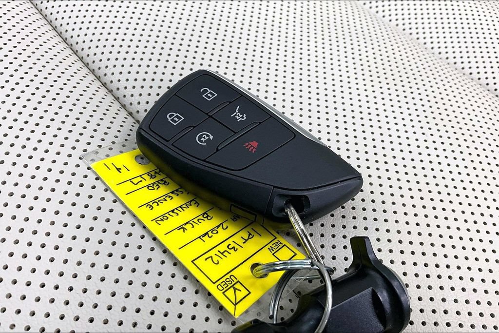 Used 2021 Buick Envision Essence w/ Technology Package I FWD image 11