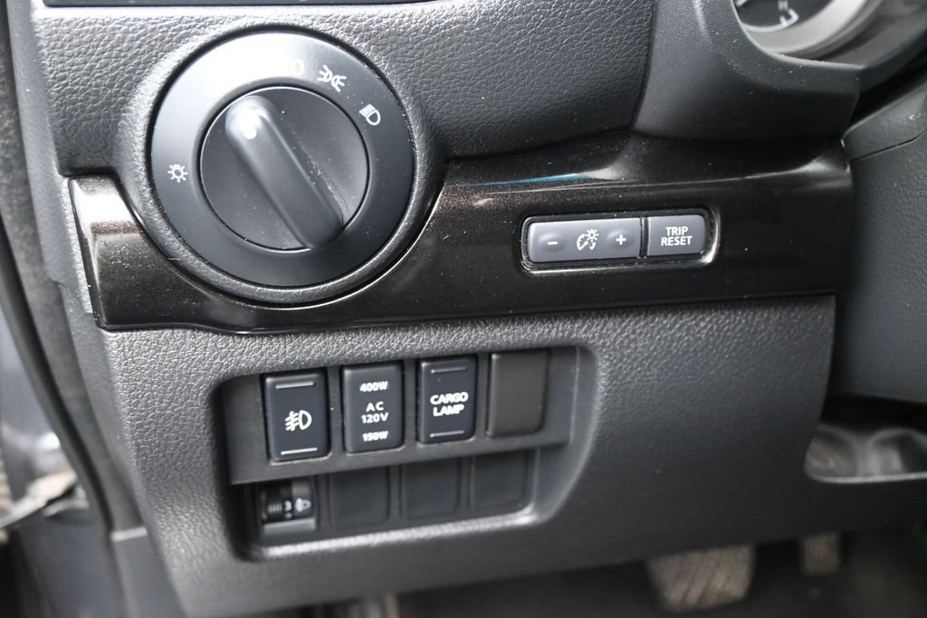 Used 2019 Nissan Titan SV w/ SV Convenience Package RWD image 12
