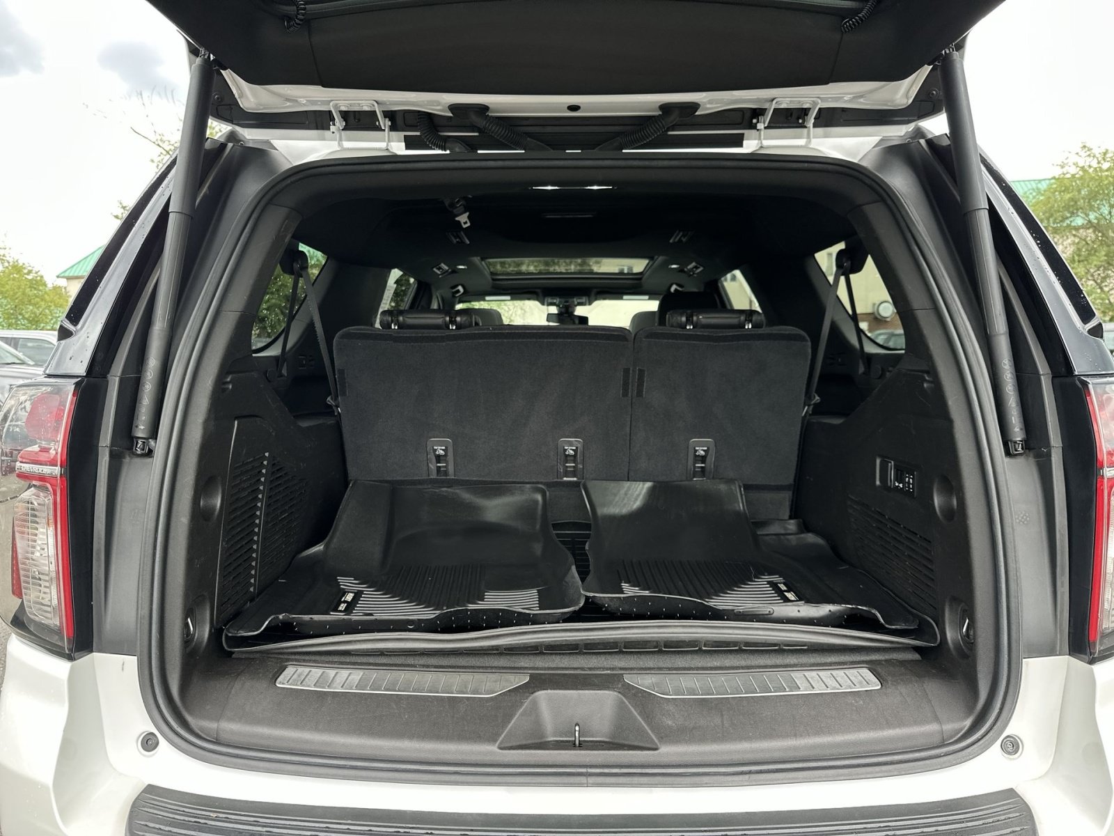 Used 2021 Chevrolet Suburban Z71 w/ Luxury Package AWD/4WD image 28