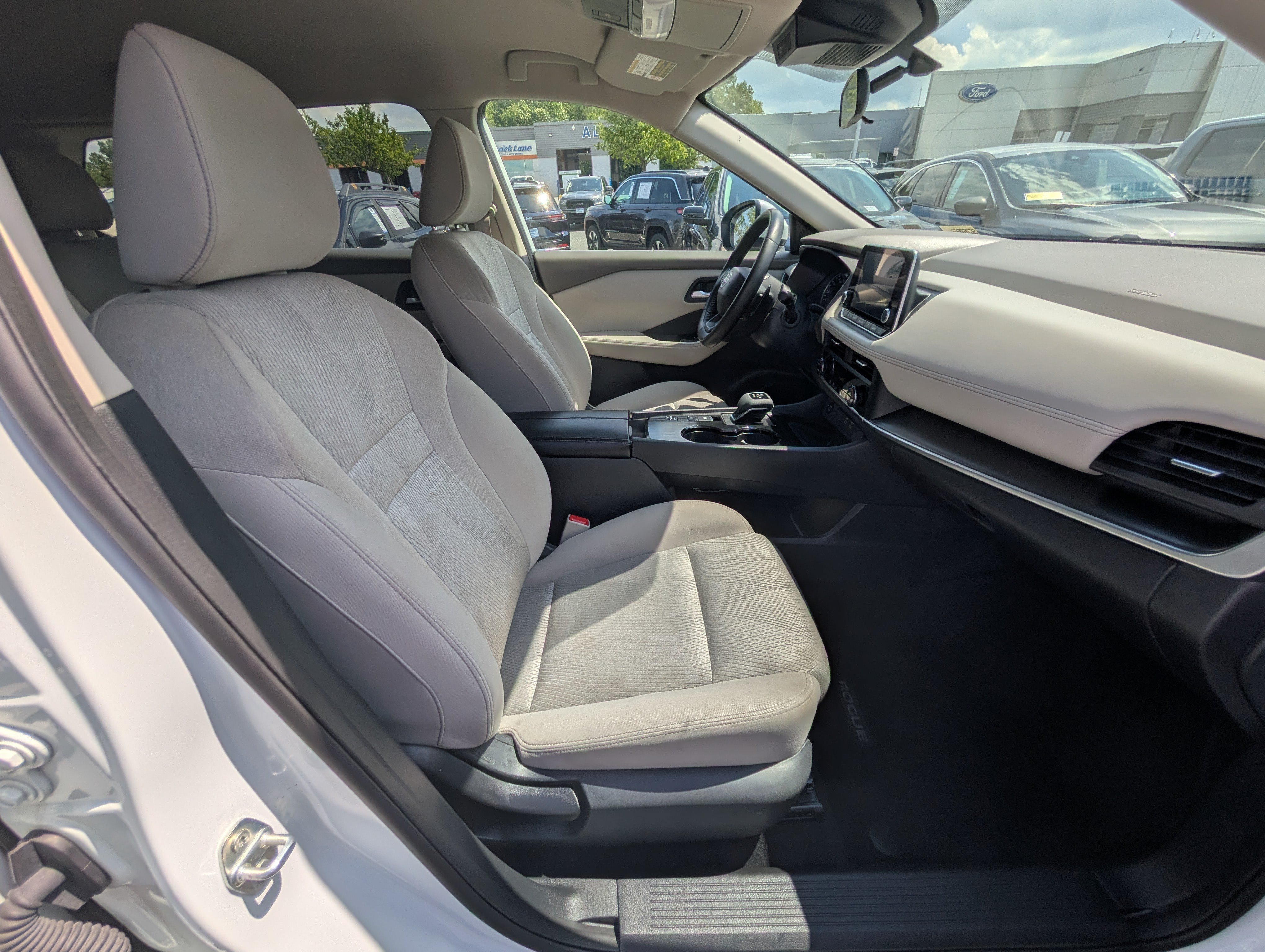 Used 2025 Nissan Rogue SV FWD image 10